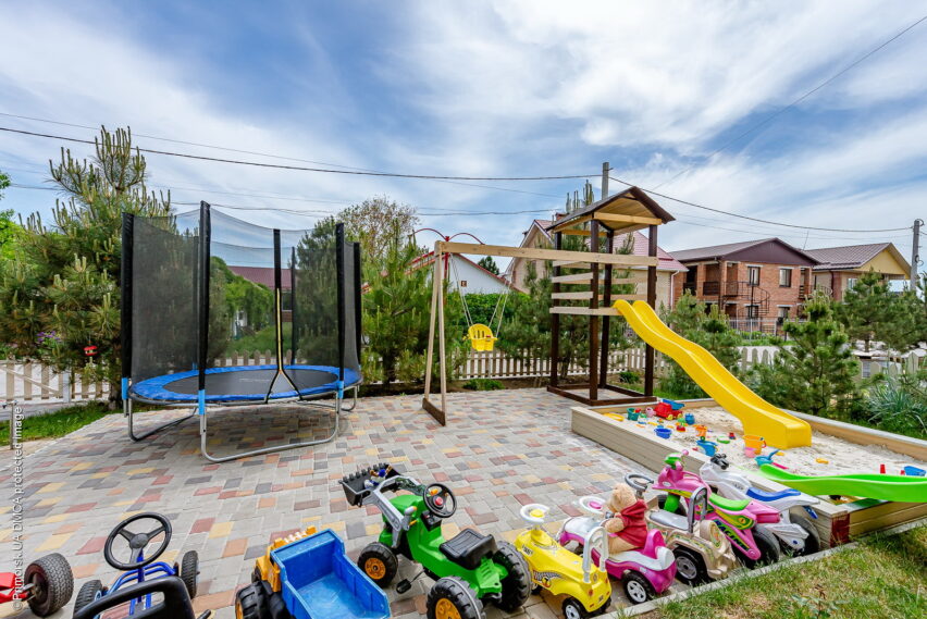 Детская площадка и машинки для детей